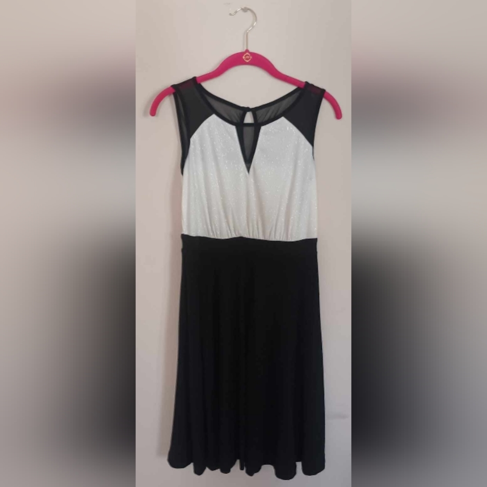 EnFocus Studio Black and White Dress. Size 6